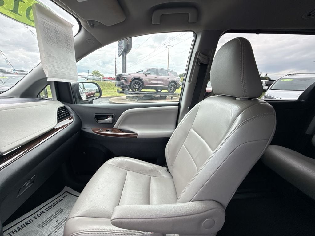 Pre-Owned 2018 Toyota Sienna Limited Premium - photo - 25