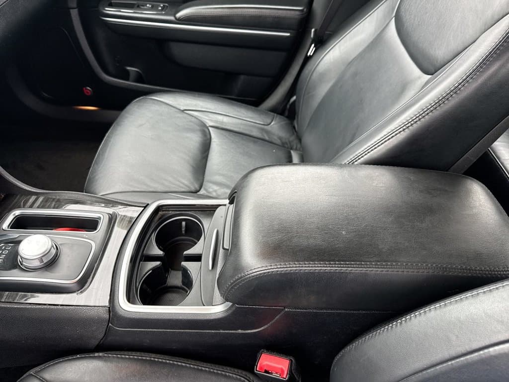 Pre-Owned 2015 Chrysler 300 Limited - photo - 16
