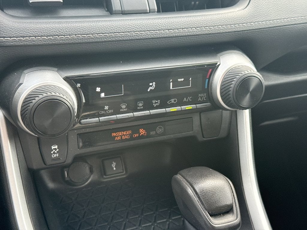 Pre-Owned 2021 Toyota RAV4 LE - photo - 28