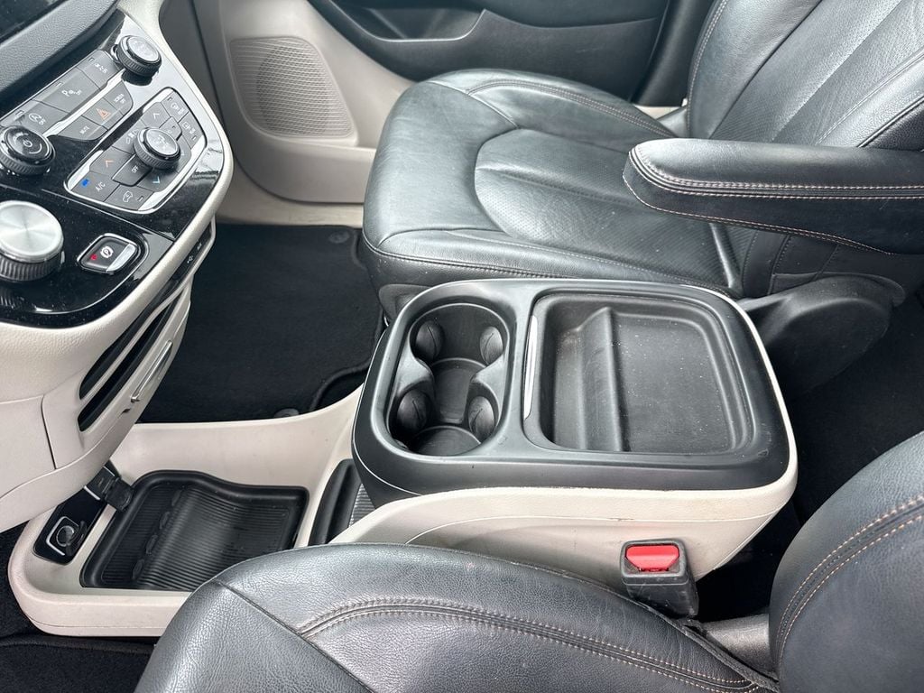 Pre-Owned 2020 Chrysler Pacifica Touring L - photo - 18