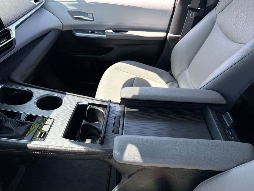 Pre-Owned 2025 Toyota Sienna XLE - photo - 27
