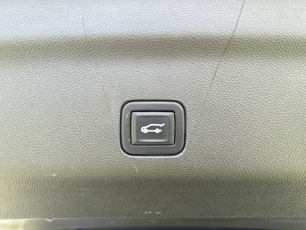 Pre-Owned 2022 GMC Yukon AT4 - photo - 17