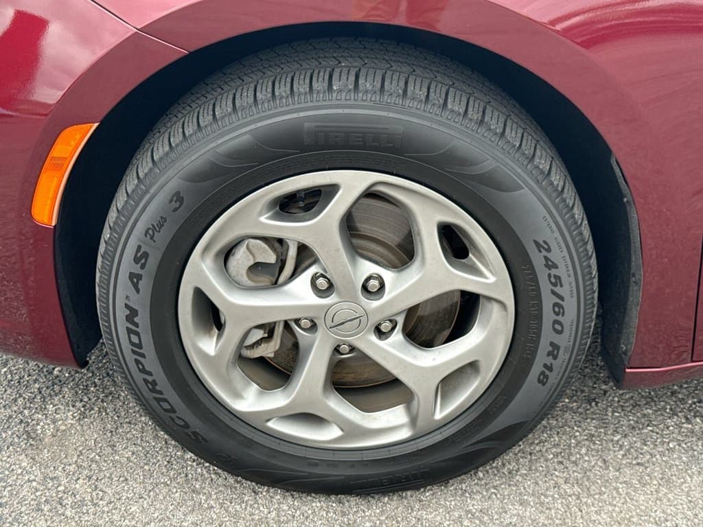 Pre-Owned 2023 Chrysler Pacifica Limited - photo - 9