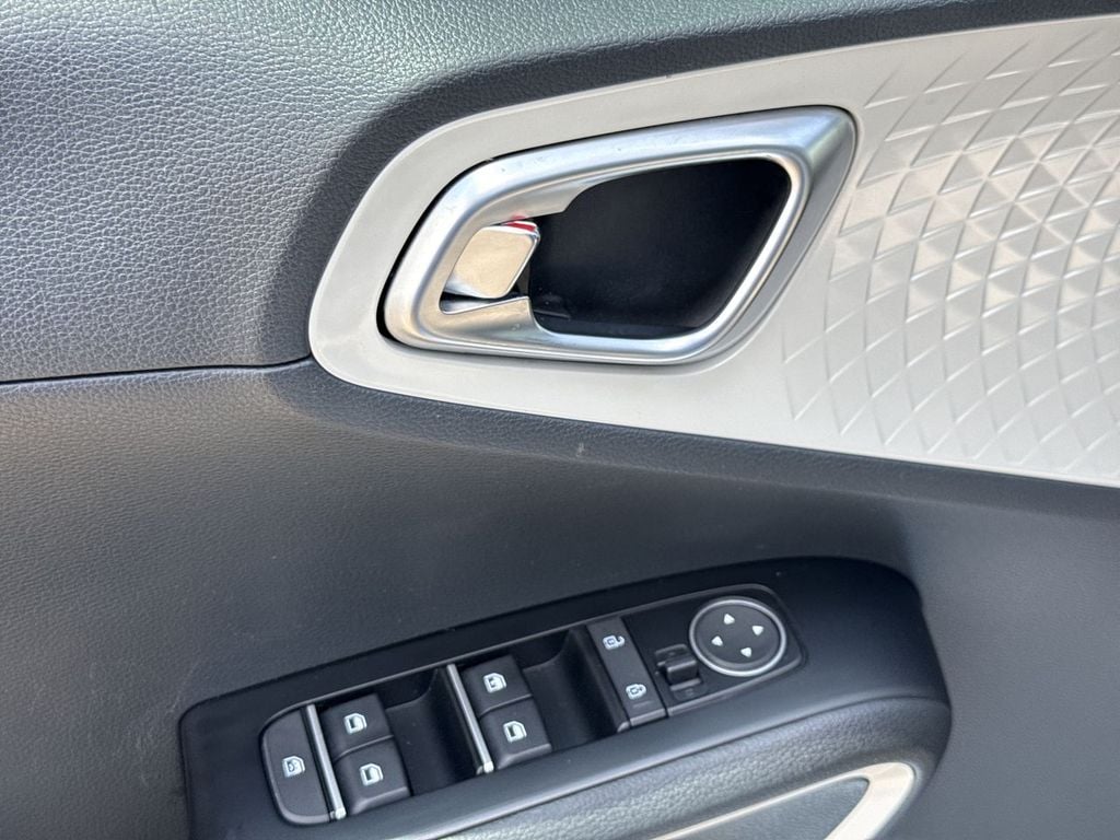 Pre-Owned 2024 Kia Soul GT-Line - photo - 19