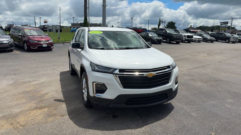 Pre-Owned 2023 Chevrolet Traverse LS - photo - 8