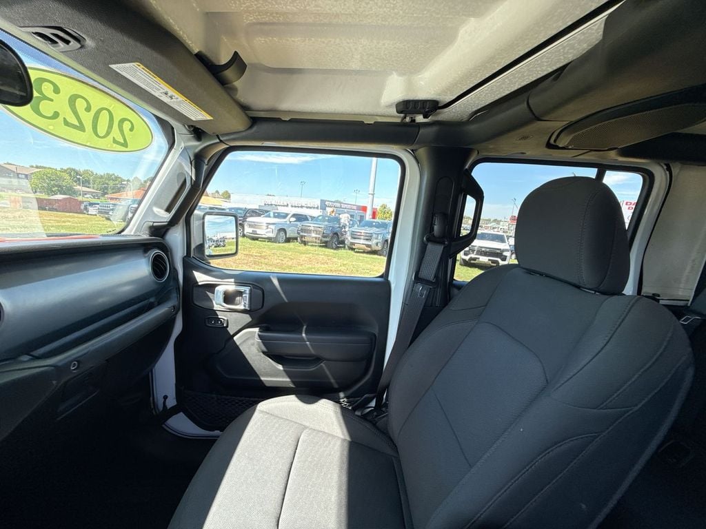 Pre-Owned 2023 Jeep Gladiator Sport S - photo - 29