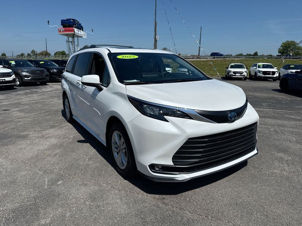 Pre-Owned 2025 Toyota Sienna XLE - photo - 14