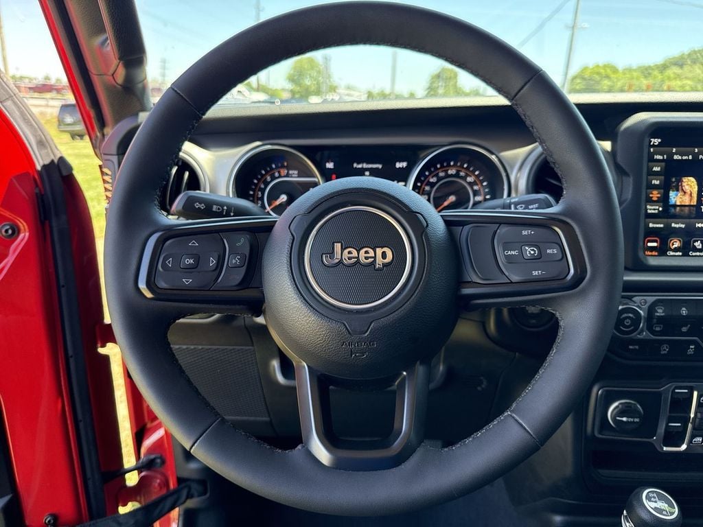 Pre-Owned 2023 Jeep Gladiator Sport S - photo - 22