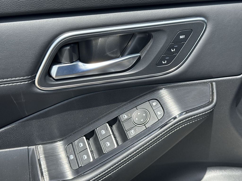 Pre-Owned 2025 Nissan Rogue Platinum - photo - 20