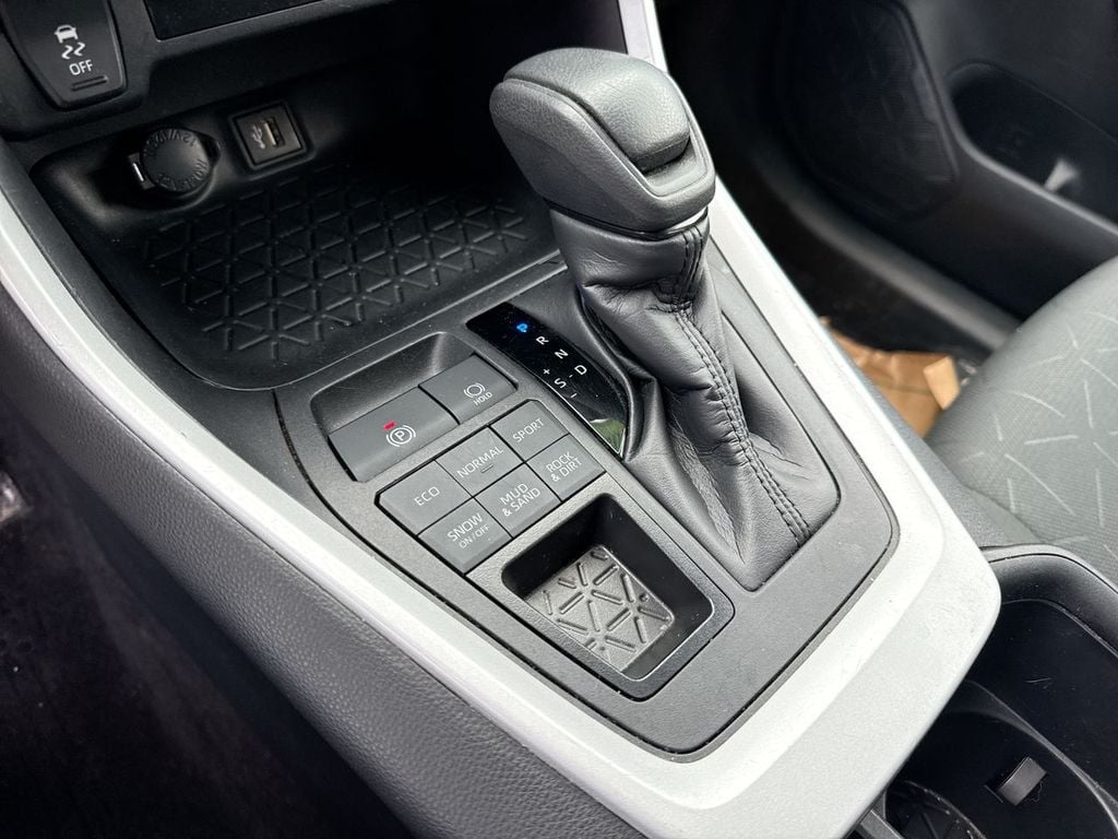 Pre-Owned 2024 Toyota RAV4 XLE - photo - 26