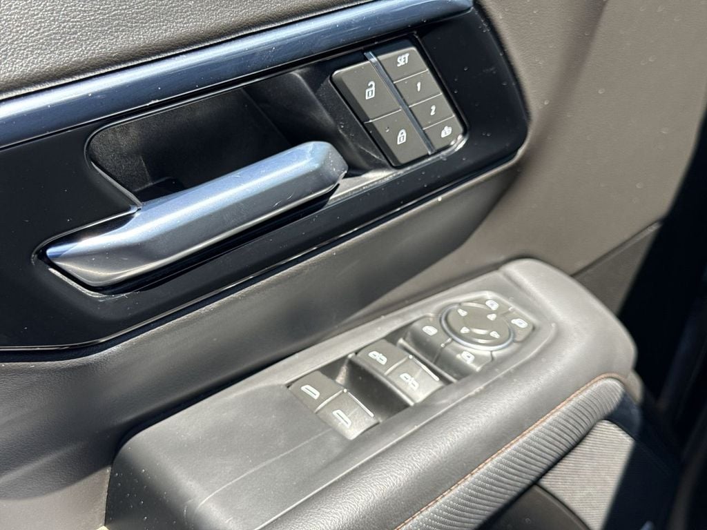Pre-Owned 2025 Chevrolet Suburban High Country - photo - 21