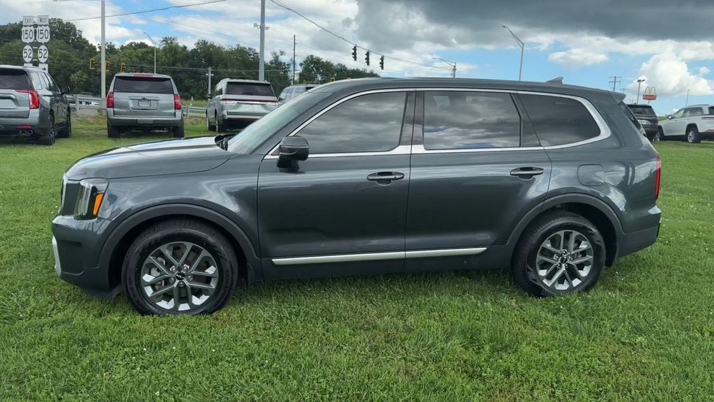Pre-Owned 2024 Kia Telluride LX - photo - 2