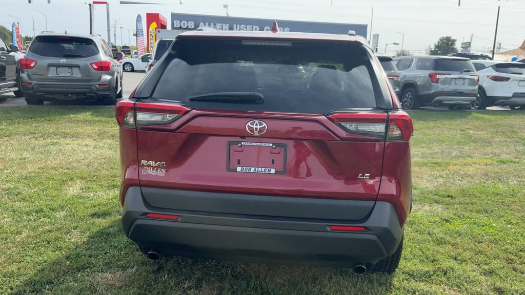 Pre-Owned 2021 Toyota RAV4 LE - photo - 5