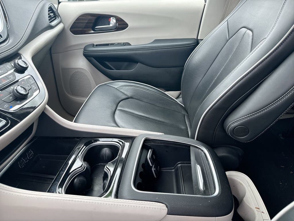 Pre-Owned 2023 Chrysler Pacifica Limited - photo - 26