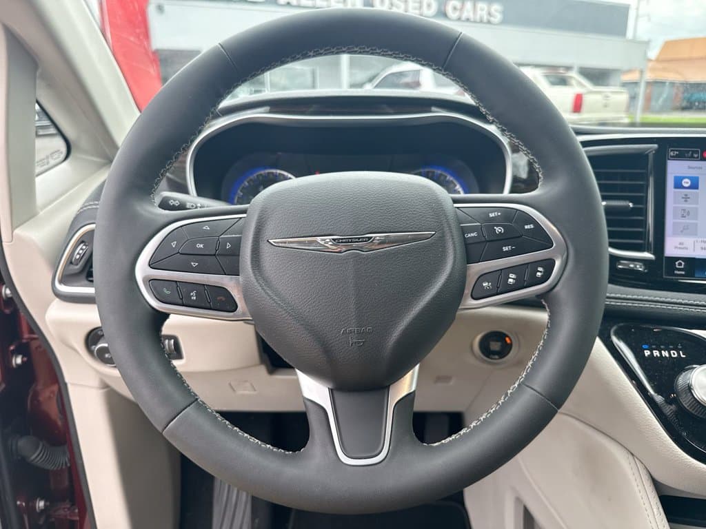Pre-Owned 2023 Chrysler Pacifica Limited - photo - 24
