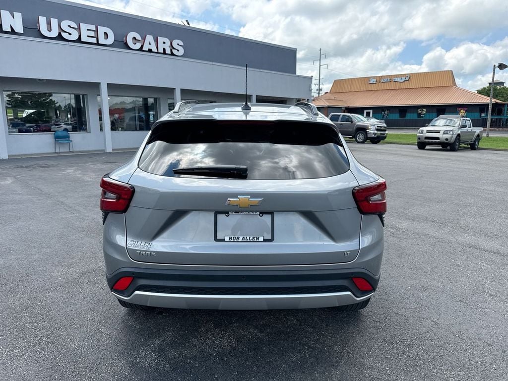 Pre-Owned 2024 Chevrolet Trax LT - photo - 17