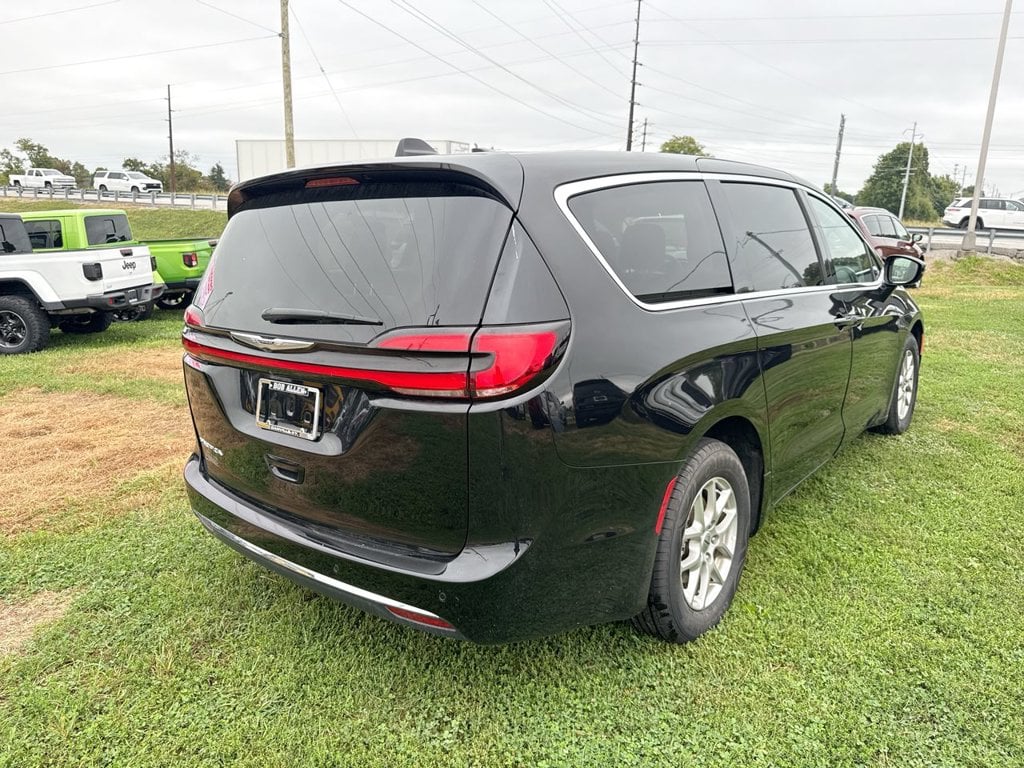 Pre-Owned 2024 Chrysler Pacifica Touring L - photo - 12