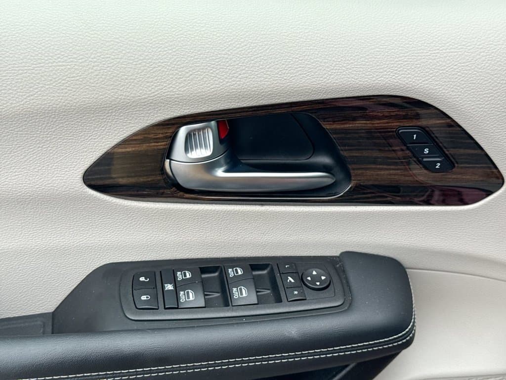 Pre-Owned 2023 Chrysler Pacifica Limited - photo - 21