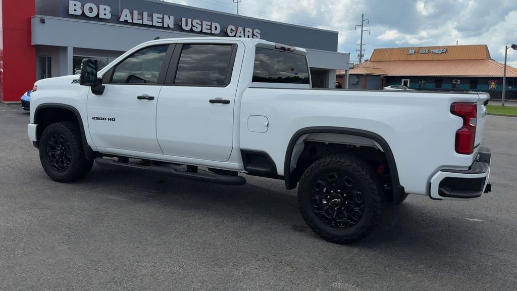 Pre-Owned 2024 Chevrolet Silverado 2500HD LT - photo - 3