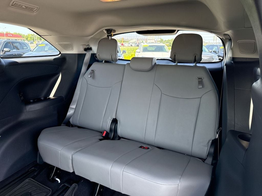 Pre-Owned 2025 Toyota Sienna XLE - photo - 19