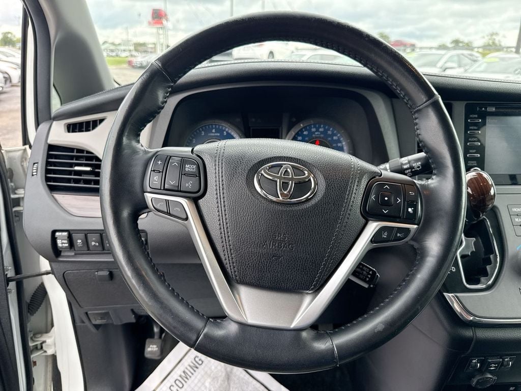 Pre-Owned 2018 Toyota Sienna Limited Premium - photo - 17