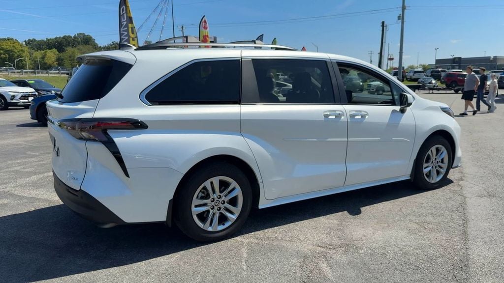 Pre-Owned 2025 Toyota Sienna XLE - photo - 6