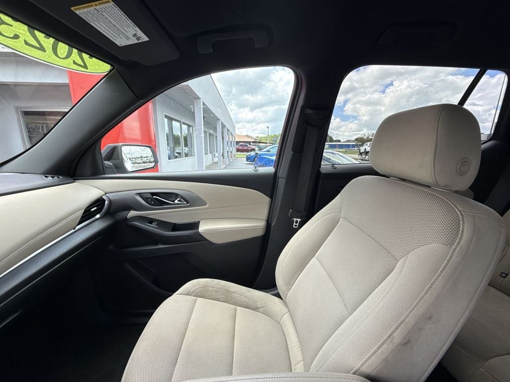 Pre-Owned 2023 Chevrolet Traverse LS - photo - 30