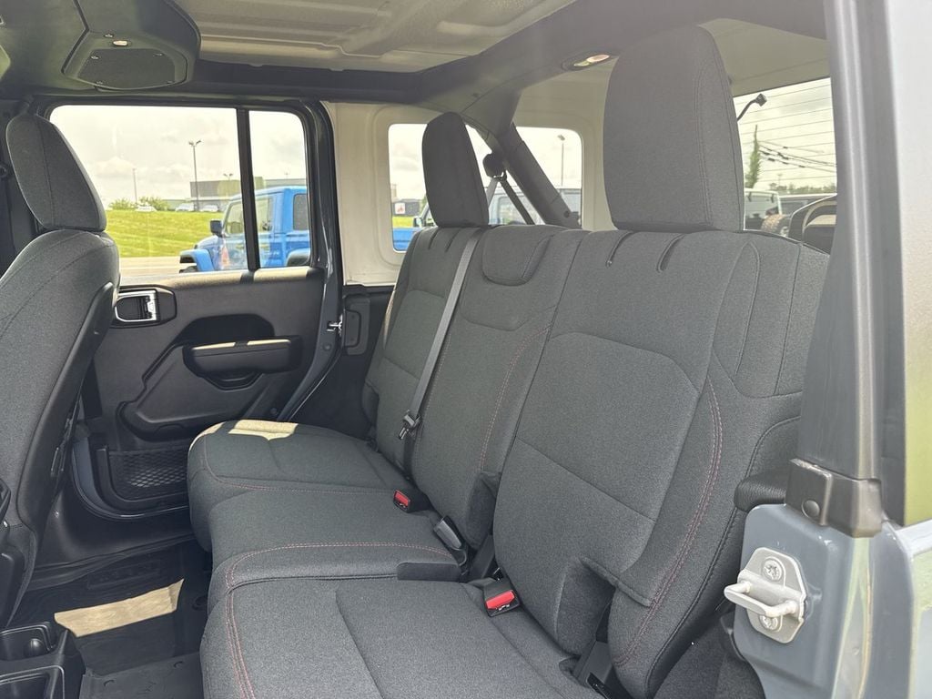 Pre-Owned 2025 Jeep Wrangler Rubicon - photo - 18