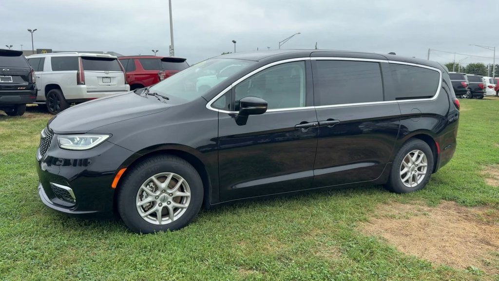 Pre-Owned 2024 Chrysler Pacifica Touring L - photo - 2