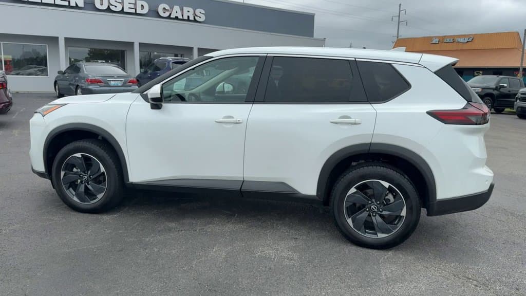 Pre-Owned 2024 Nissan Rogue SV - photo - 3