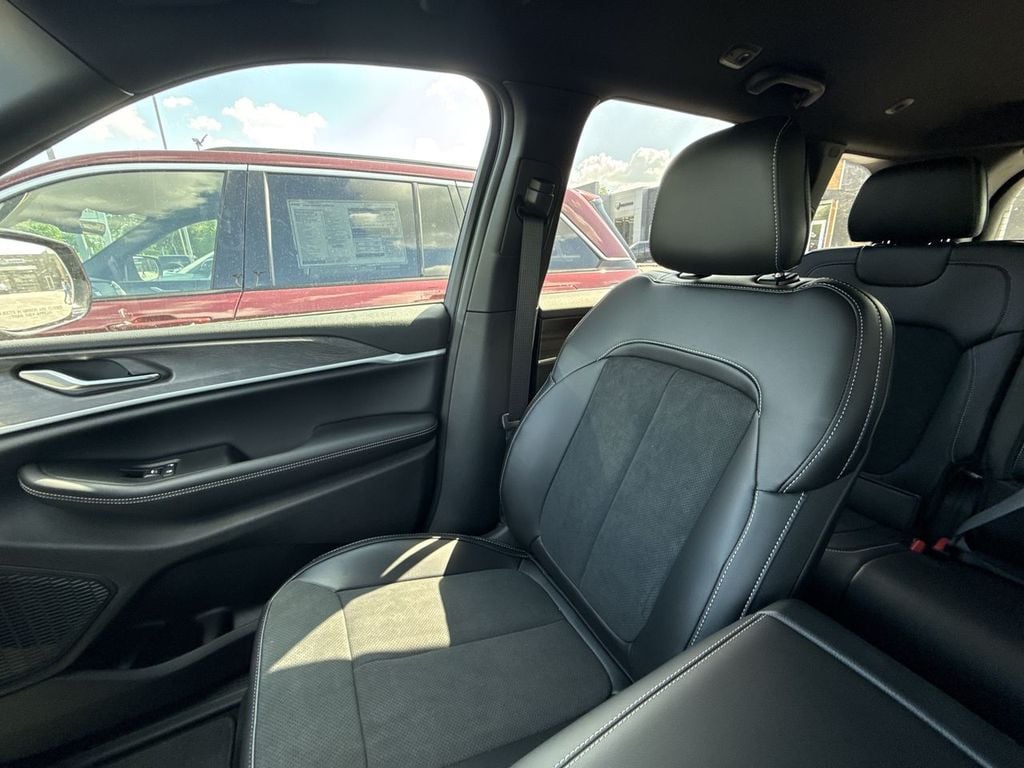 New 2026 Jeep Grand Cherokee Altitude - photo - 31