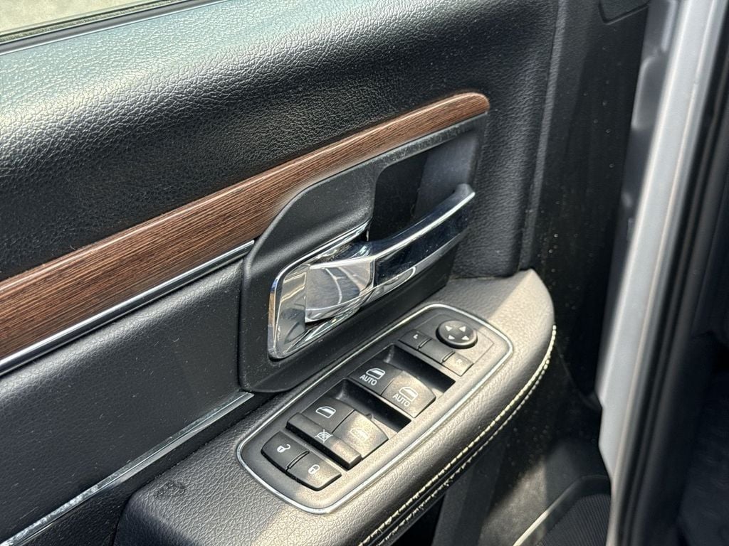 Pre-Owned 2017 Ram 1500 Laramie - photo - 11