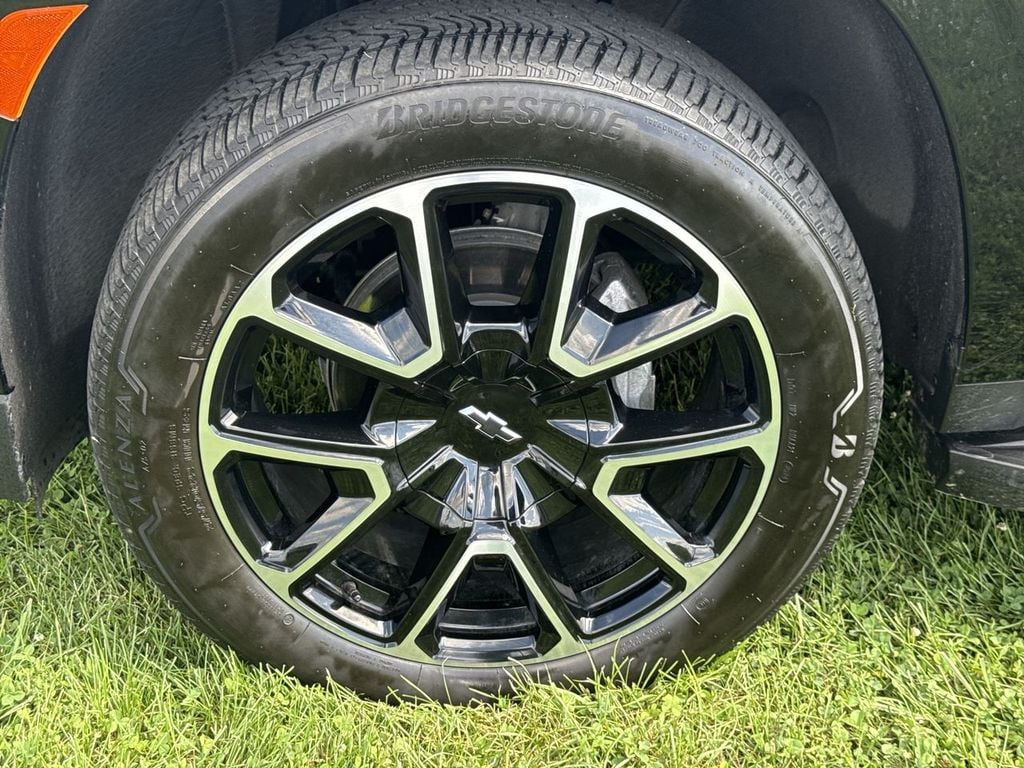 Pre-Owned 2024 Chevrolet Suburban RST - photo - 9