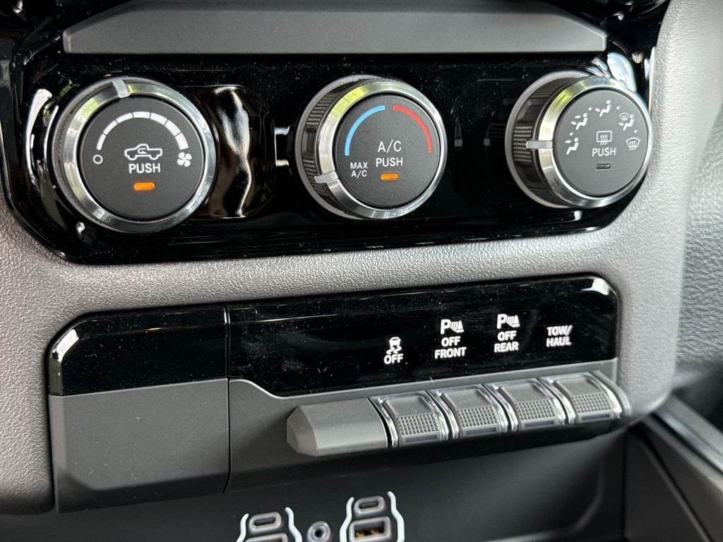 New 2026 Ram 1500 Express - photo - 28