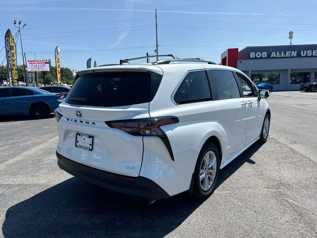 Pre-Owned 2025 Toyota Sienna XLE - photo - 12