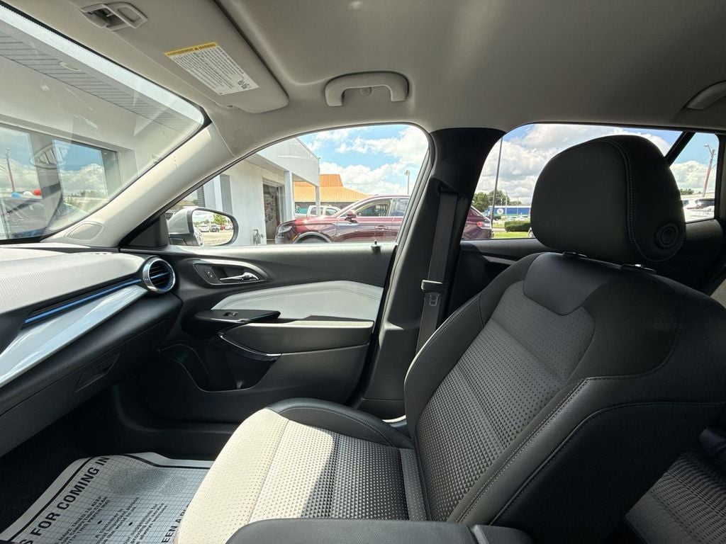 Pre-Owned 2024 Chevrolet Trax LT - photo - 29