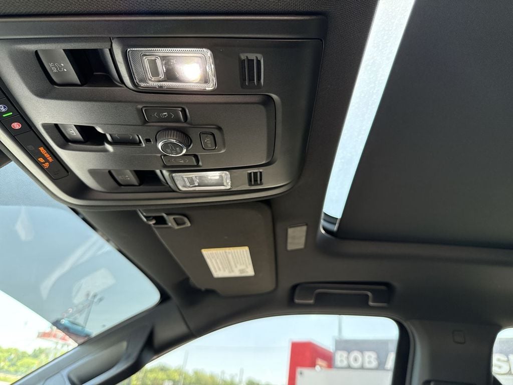 Pre-Owned 2025 Chevrolet Suburban High Country - photo - 33