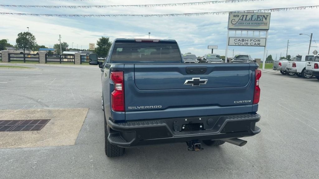 Pre-Owned 2024 Chevrolet Silverado 2500HD Custom - photo - 4