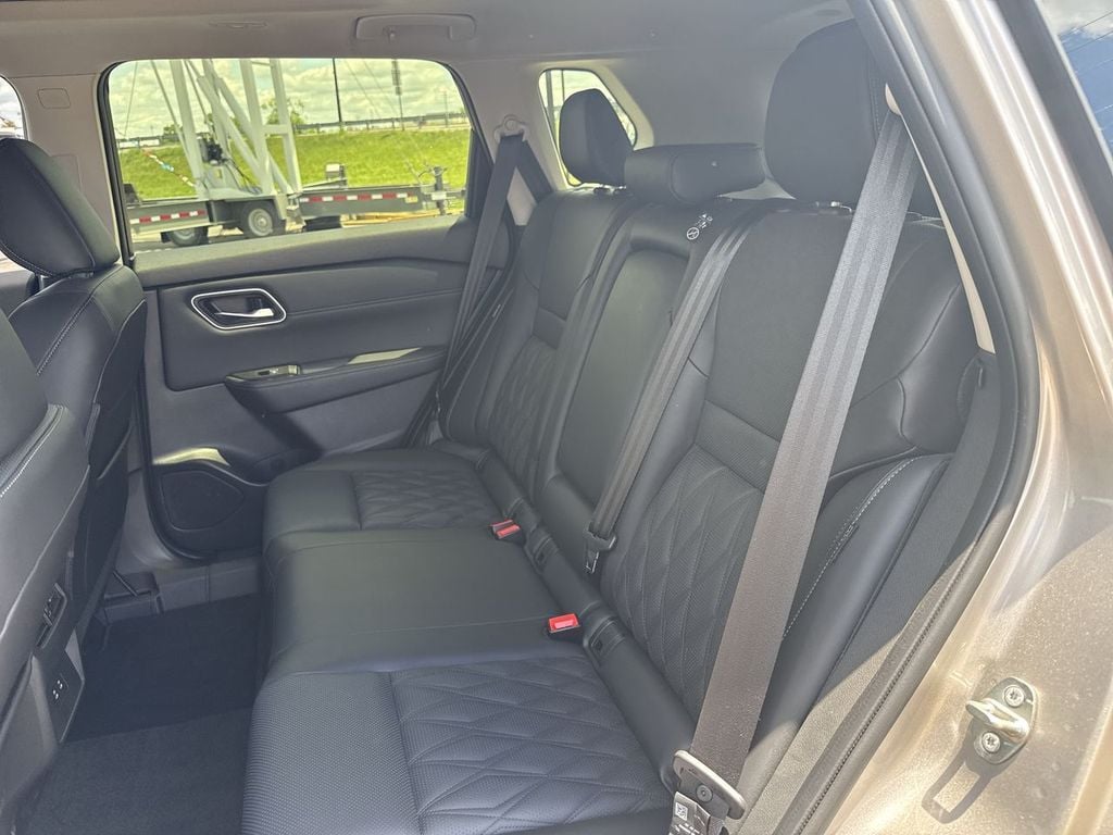 Pre-Owned 2025 Nissan Rogue Platinum - photo - 19
