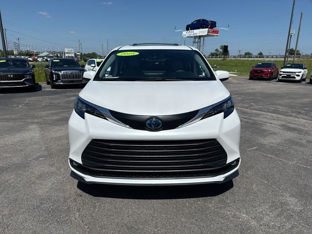 Pre-Owned 2025 Toyota Sienna XLE - photo - 15