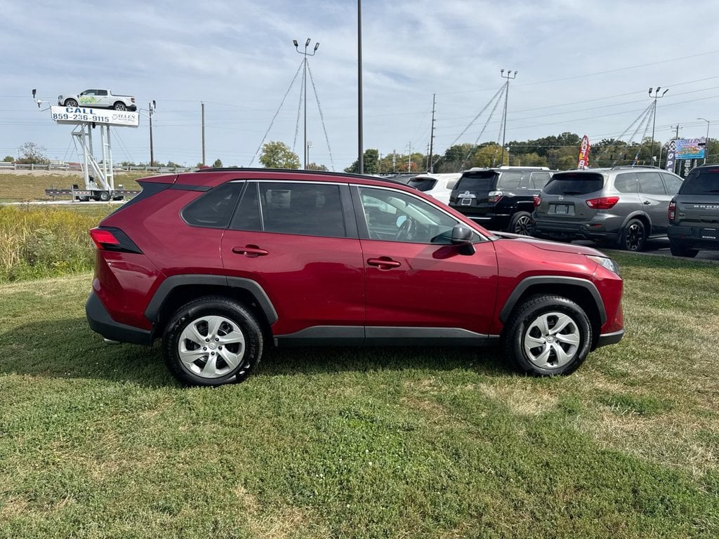 Pre-Owned 2021 Toyota RAV4 LE - photo - 13