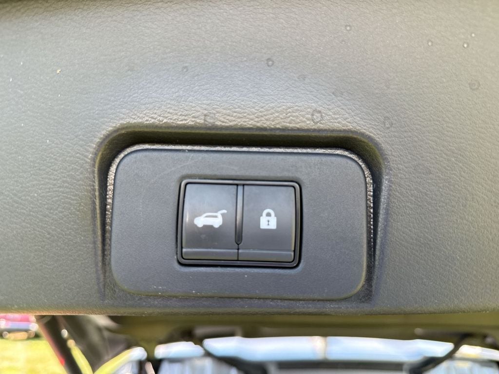 Pre-Owned 2023 Nissan Rogue SL - photo - 17