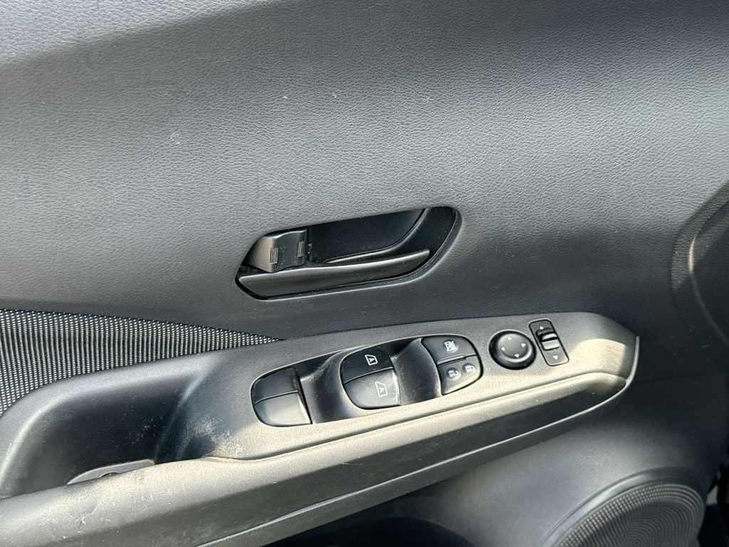 Pre-Owned 2019 Nissan Kicks S - photo - 11