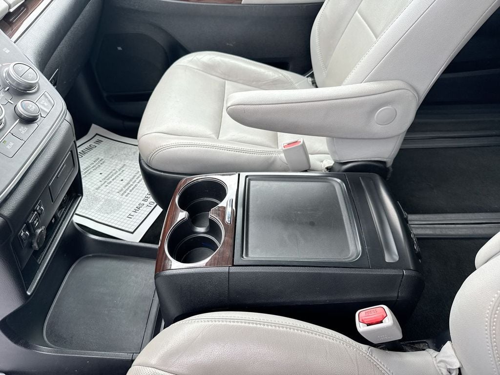 Pre-Owned 2018 Toyota Sienna Limited Premium - photo - 19
