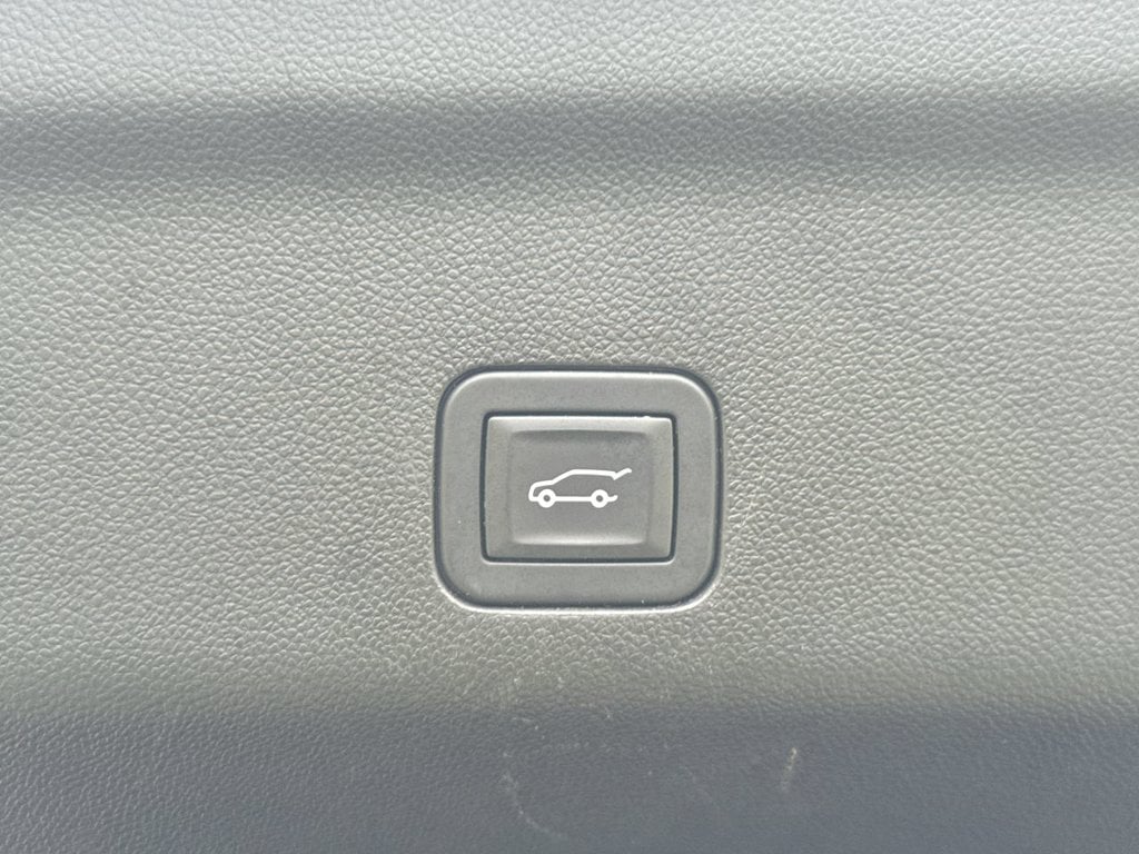 Pre-Owned 2024 GMC Yukon SLT - photo - 17
