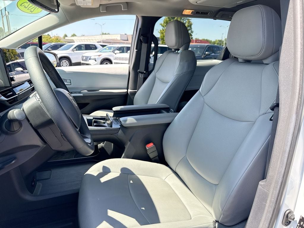 Pre-Owned 2025 Toyota Sienna XLE - photo - 23