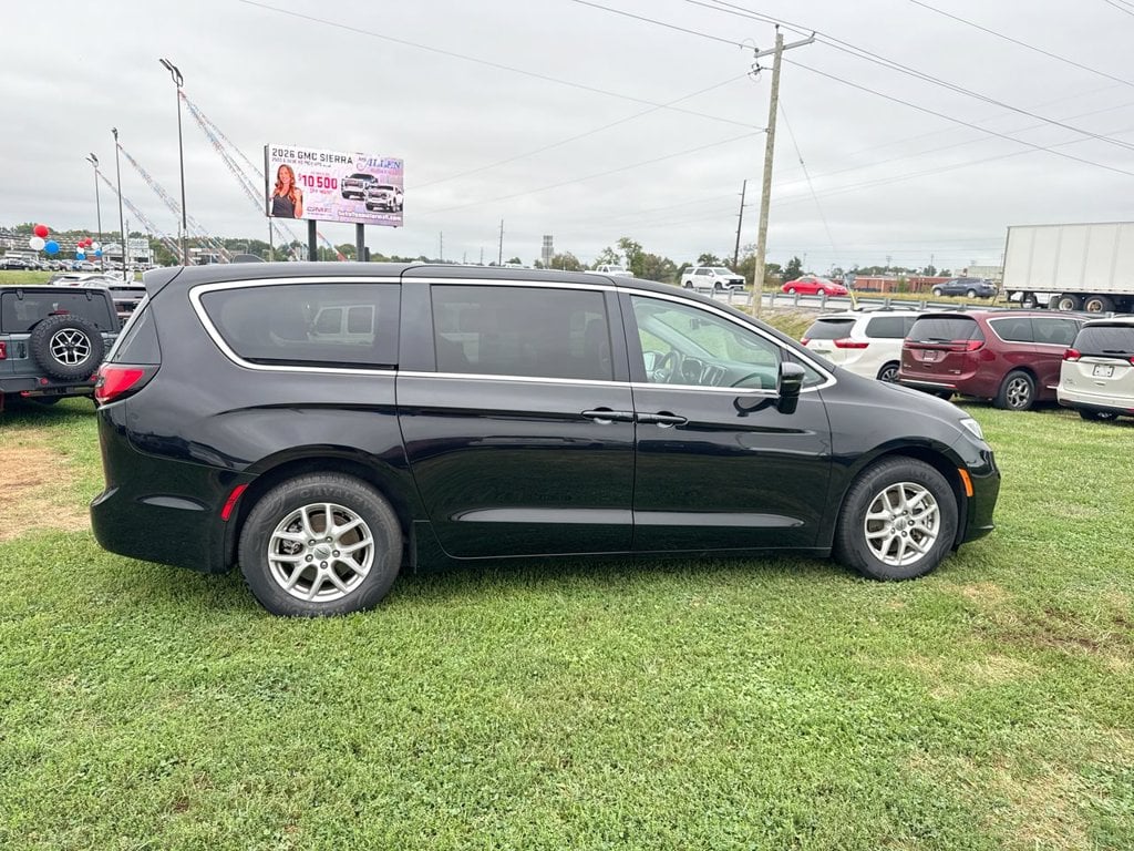 Pre-Owned 2024 Chrysler Pacifica Touring L - photo - 13