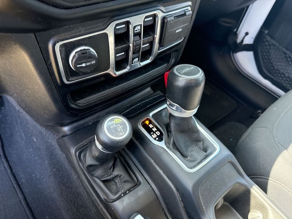 Pre-Owned 2023 Jeep Gladiator Sport S - photo - 25