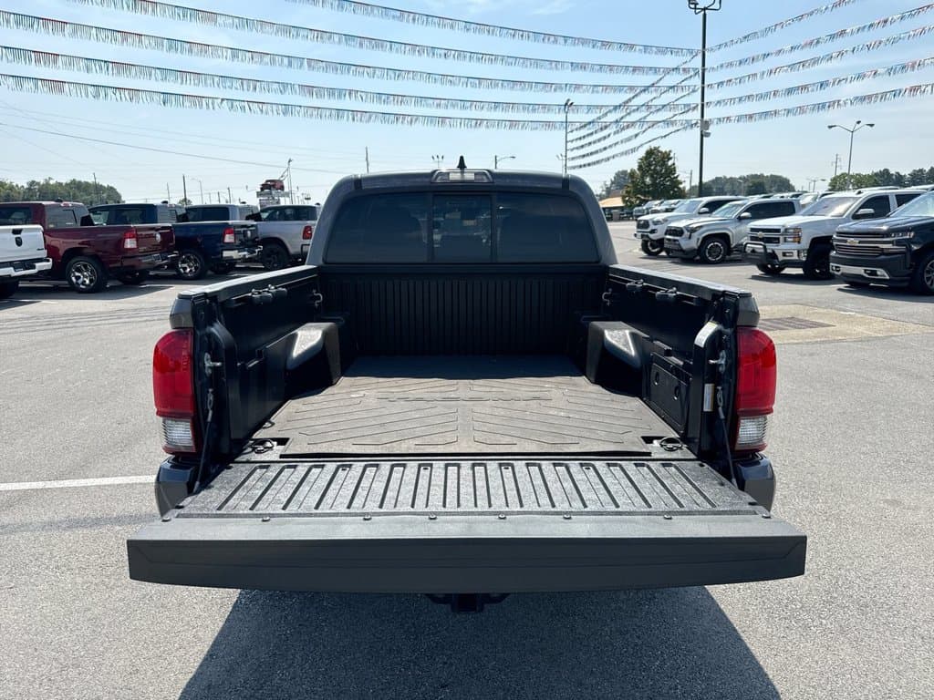 Pre-Owned 2022 Toyota Tacoma SR - photo - 8
