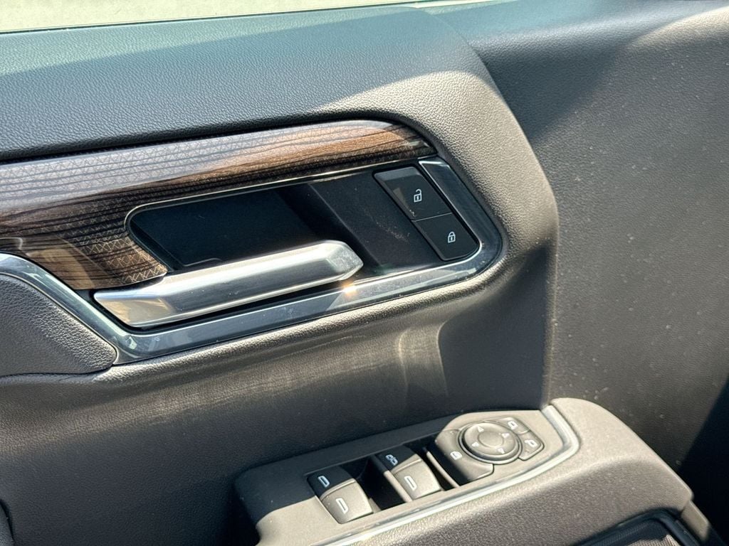 Pre-Owned 2025 Chevrolet Silverado 1500 LT - photo - 19